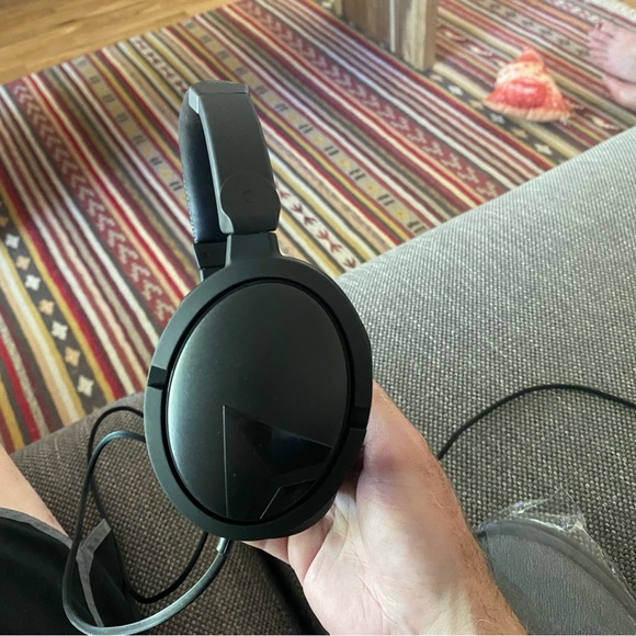 Delta Air Lines Headphones and Slippers Bundle - Picture 4 of 7